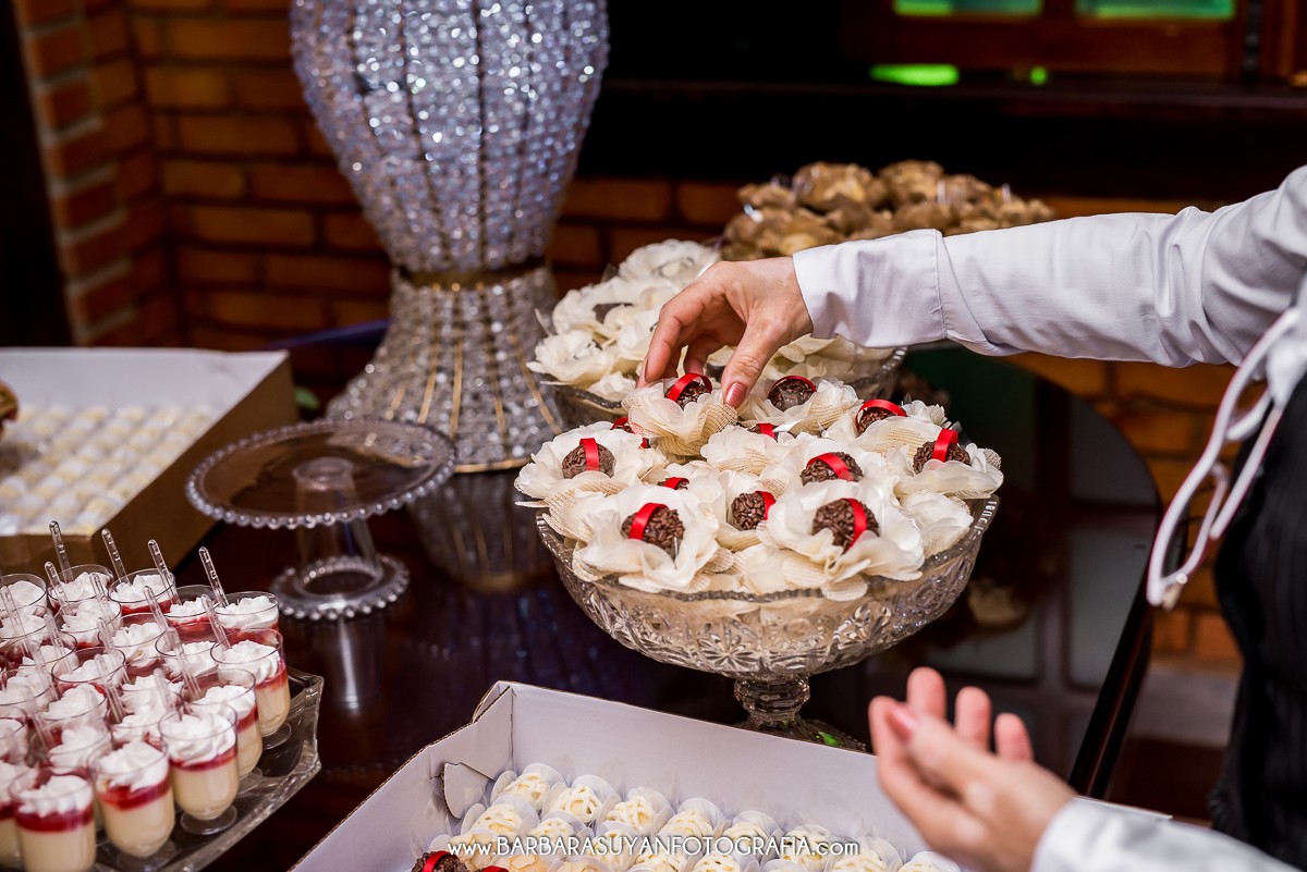 Montagem da mesa de doces do casamento de Lívia e Thiago no Chalé Pampulha. Making of da decoração.
