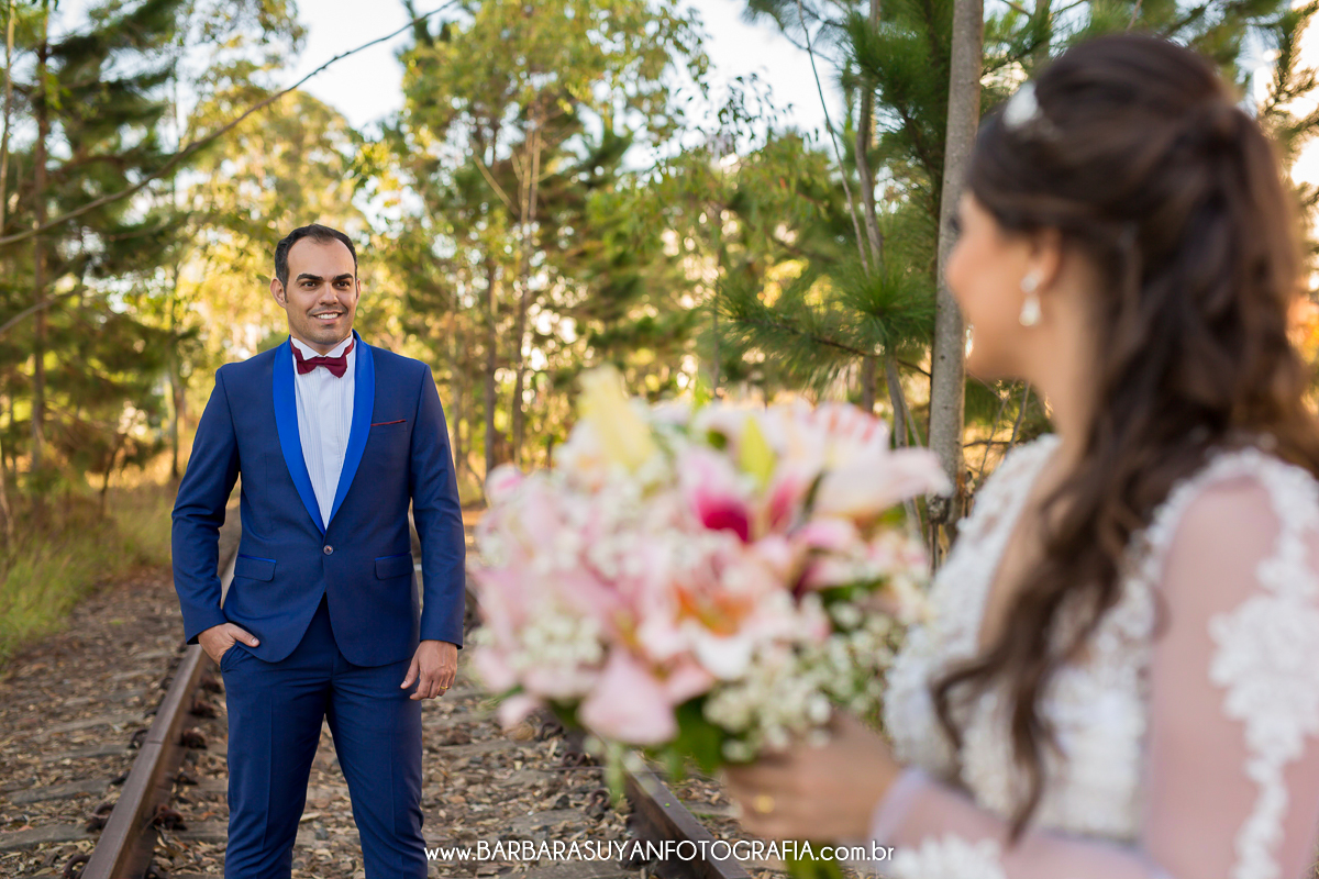 Noivo olhando para noiva