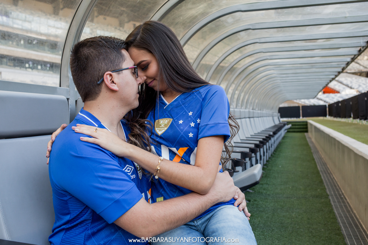 fotografia do ensaio casal pré casamento no mineirão bh