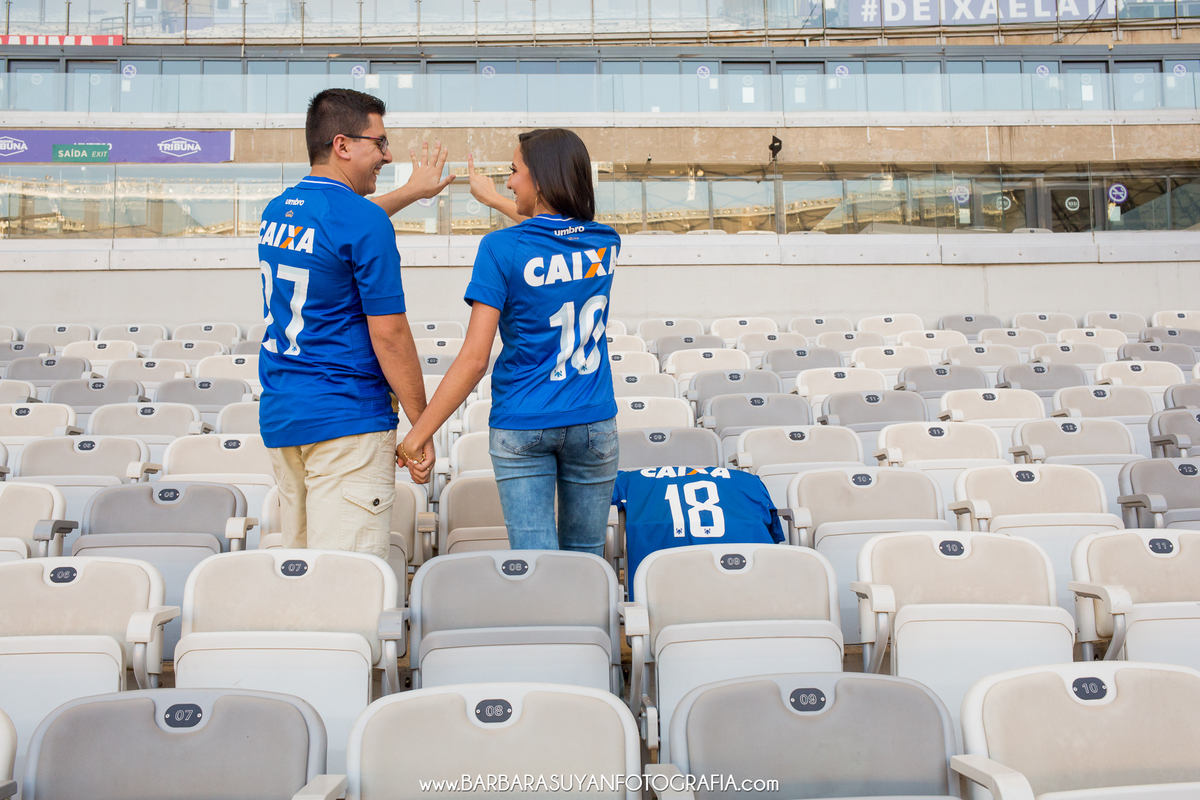 fotografia do ensaio casal pré casamento no mineirão bh