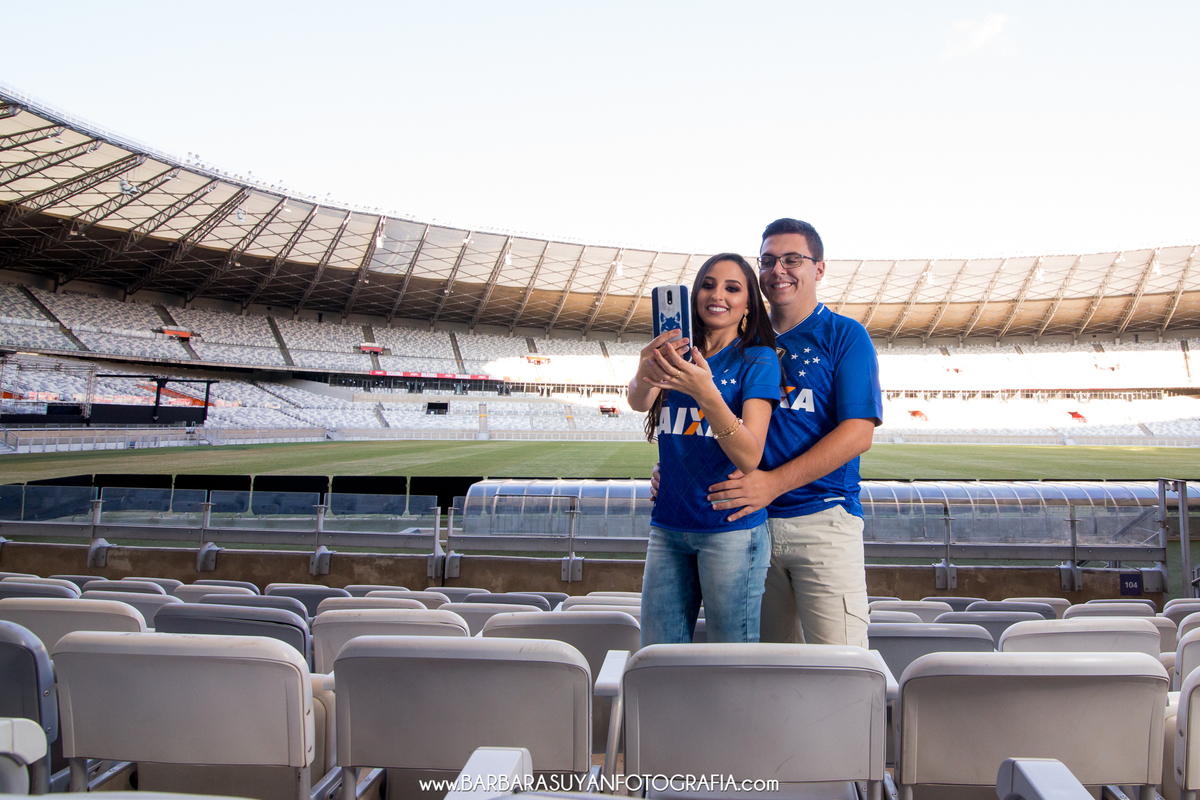 fotografia do ensaio casal pré casamento no mineirão bh