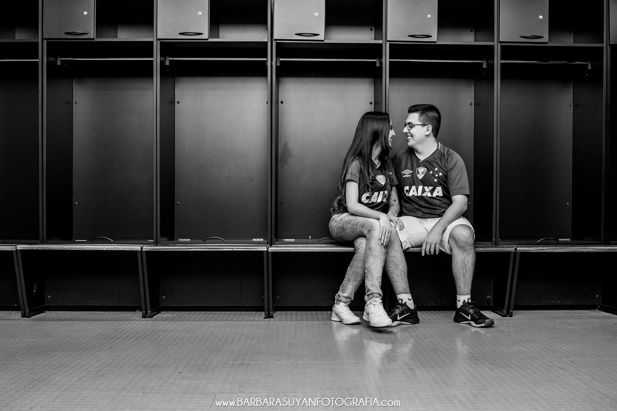 fotografia do ensaio casal pré casamento no mineirão bh