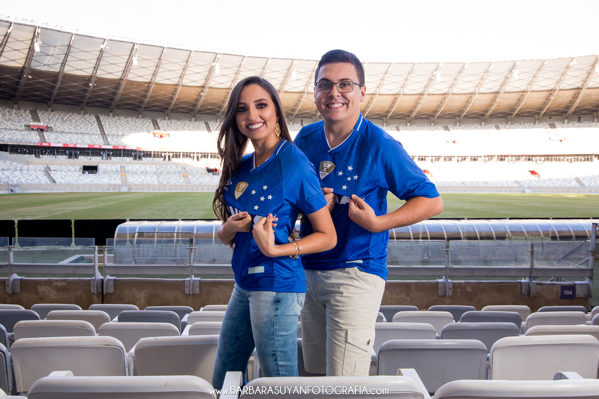 fotografia do ensaio casal pré casamento no mineirão bh