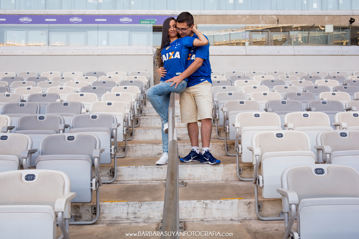 fotografia do ensaio casal pré casamento no mineirão bh