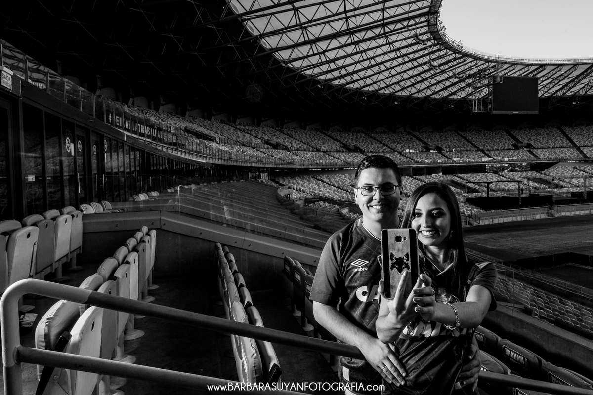 fotografia do ensaio casal pré casamento no mineirão bh