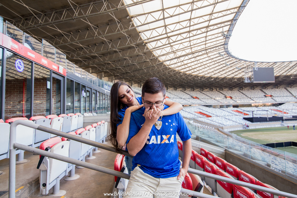 fotografia do ensaio casal pré casamento no mineirão bh