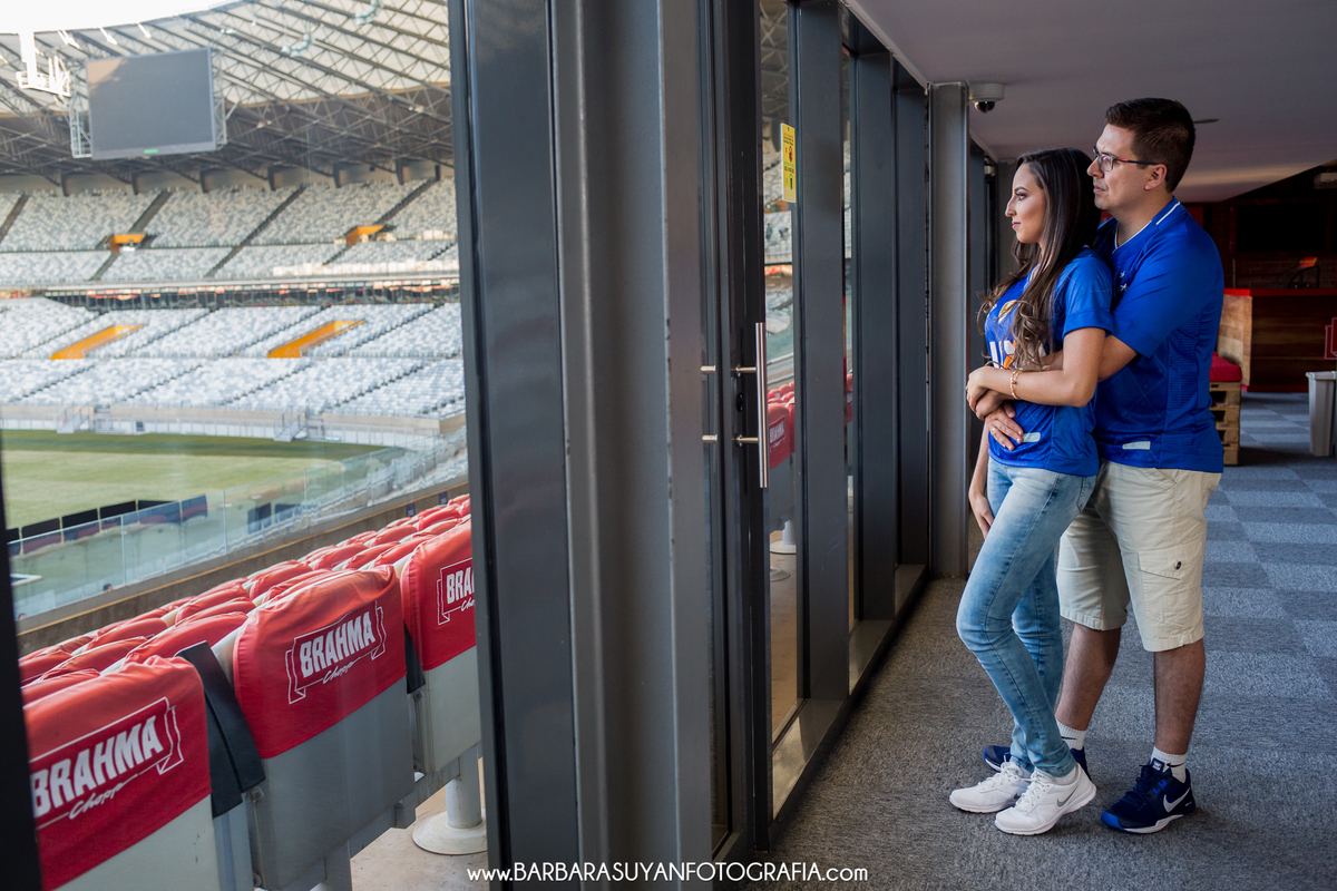 fotografia do ensaio casal pré casamento no mineirão bh