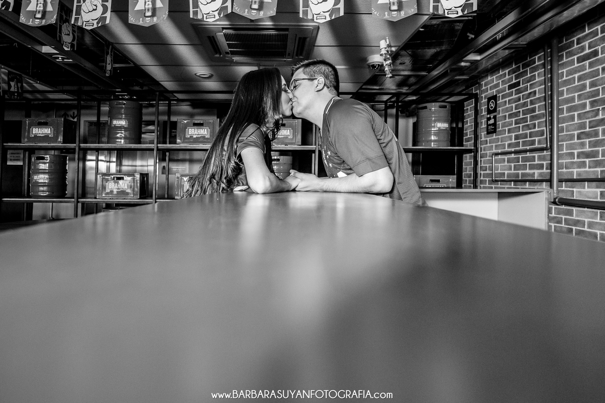 fotografia do ensaio casal pré casamento no mineirão bh