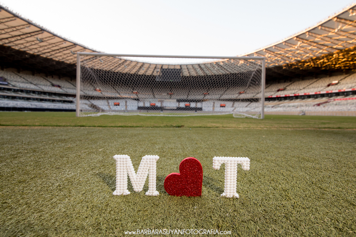 fotografia do ensaio casal pré casamento no mineirão bh