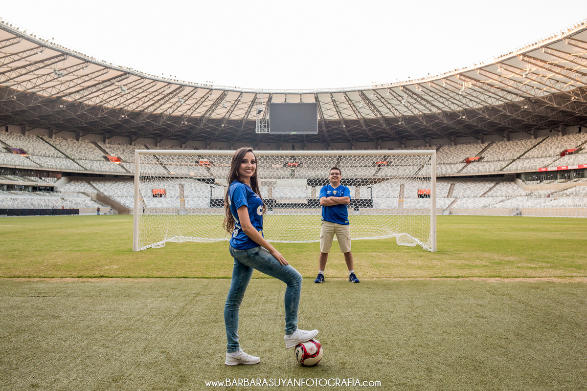 fotografia do ensaio casal pré casamento no mineirão bh