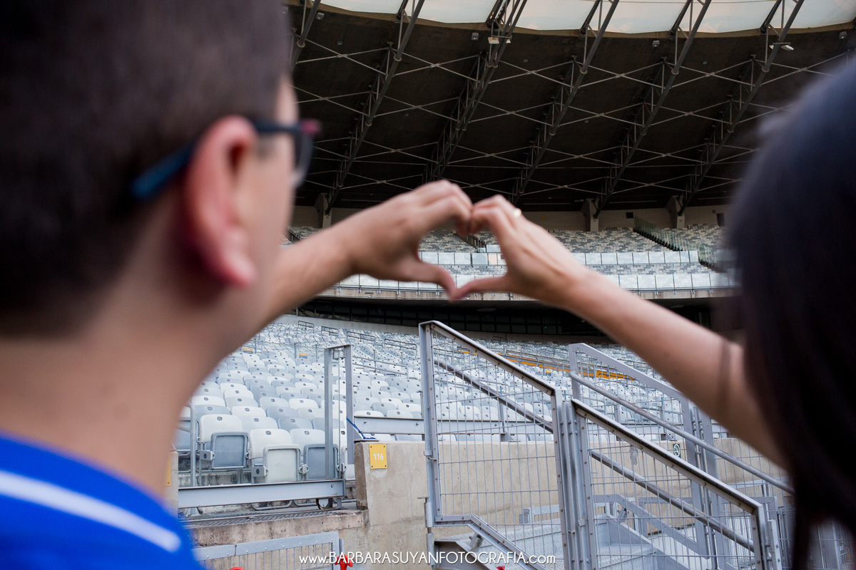 fotografia do ensaio casal pré casamento no mineirão bh
