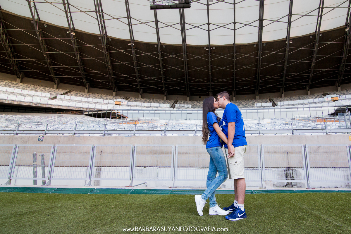 fotografia do ensaio casal pré casamento no mineirão bh