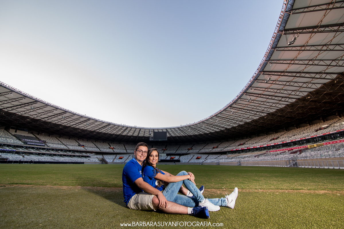 fotografia do ensaio casal pré casamento no mineirão bh