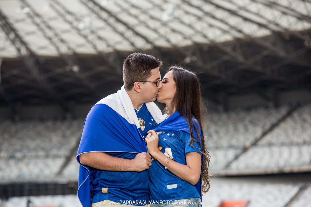 fotografia do ensaio casal pré casamento no mineirão bh