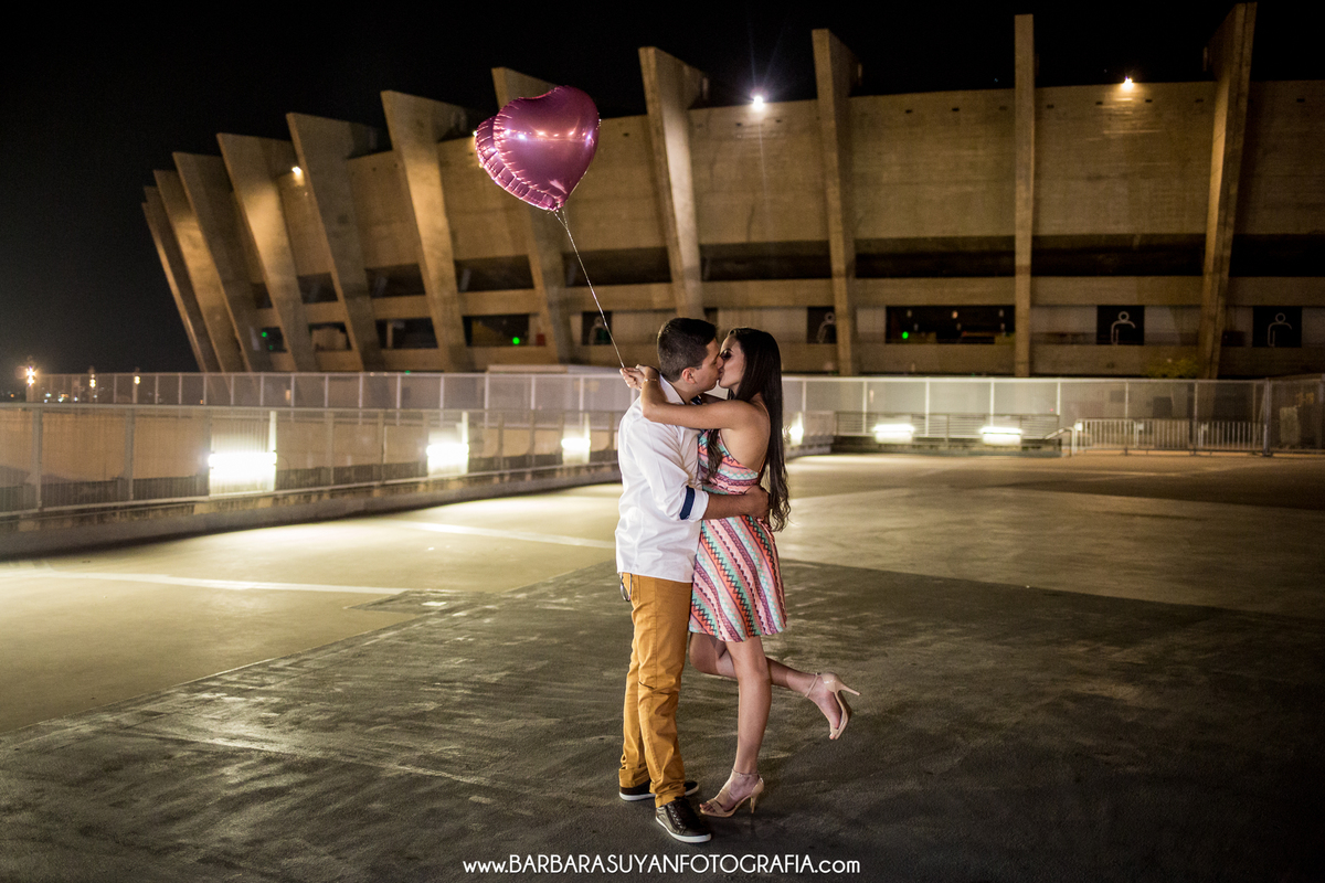 fotografia do ensaio casal pré casamento no mineirão bh