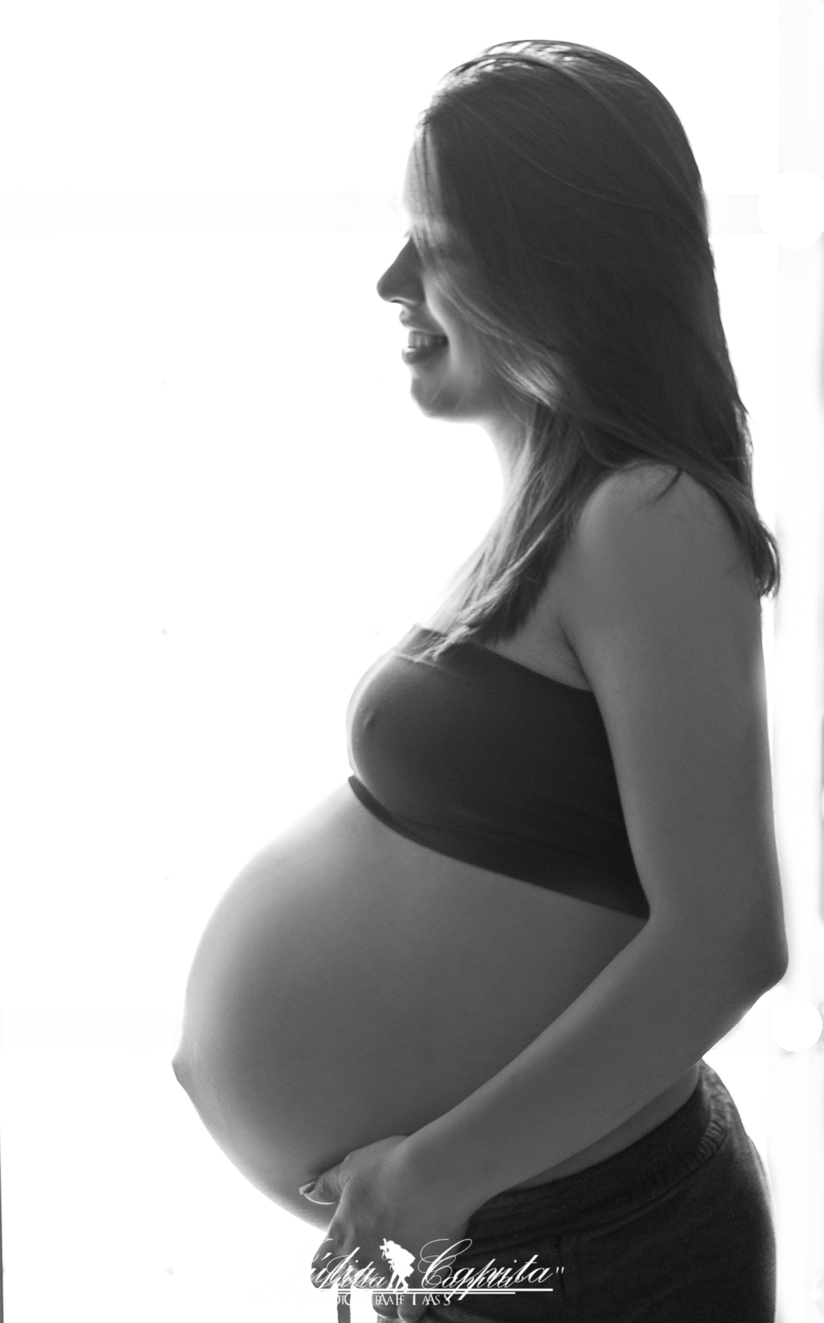 Silhueta de gestante em ensaio caseiro
