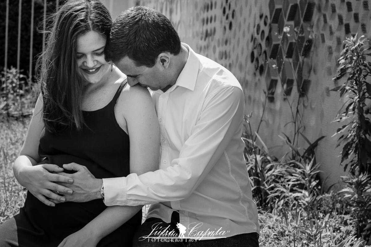 Ensaio fotográfico gestante com marido praça do museu em Poços de Caldas- MG
