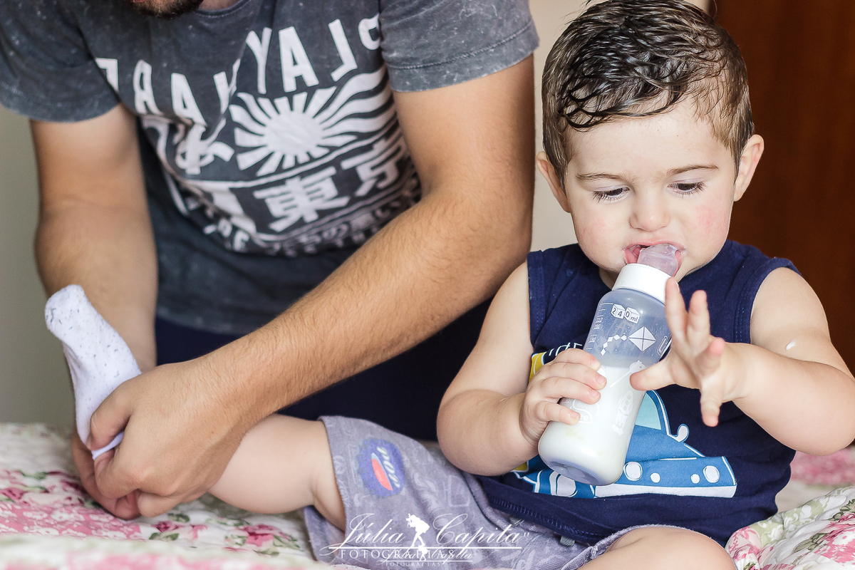 Retratos da infância brincando em casa
