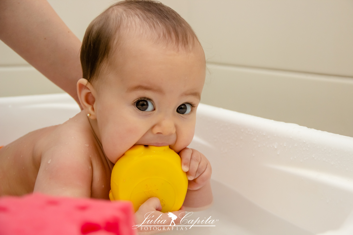 Júlia Capita fotografa criança tomando banho em ensaio lifestyle
