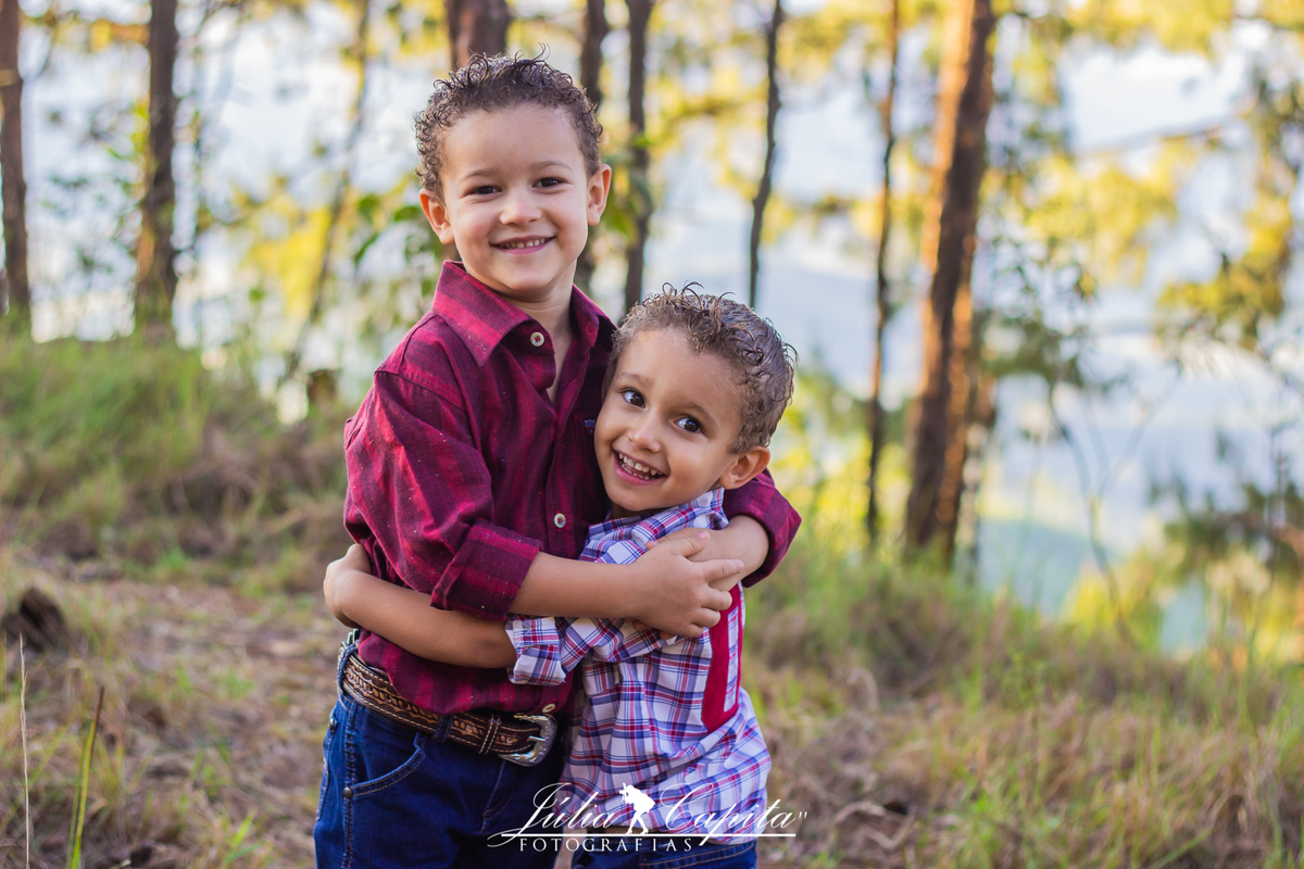 Retrato do aniversariante em ensaio fotográfico com tema country

