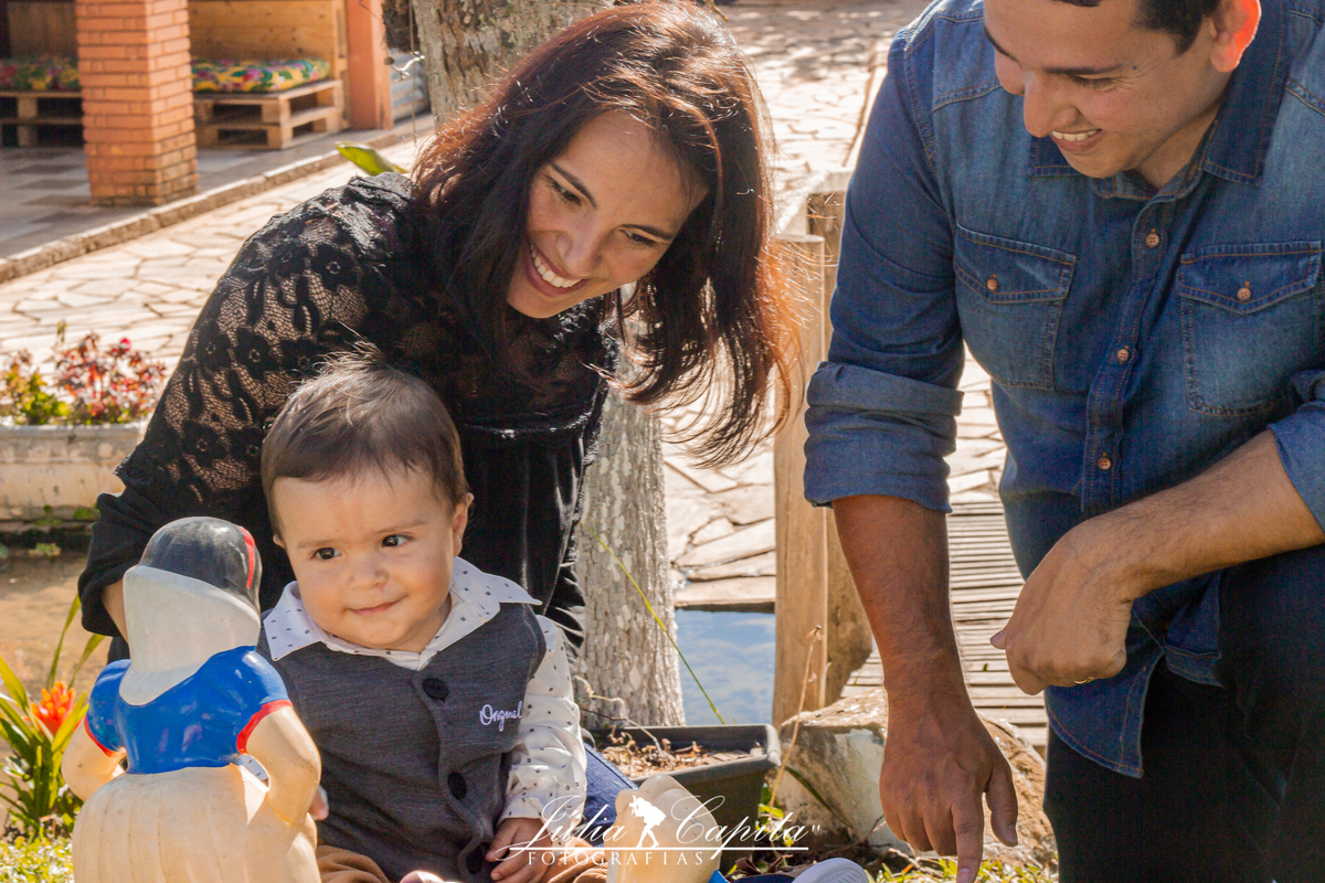 Avô com neto na sua festa de aniversário

