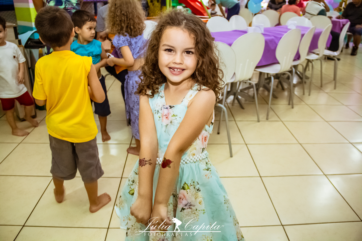 Aniversariante pulando na cama elástica em seu aniversário

