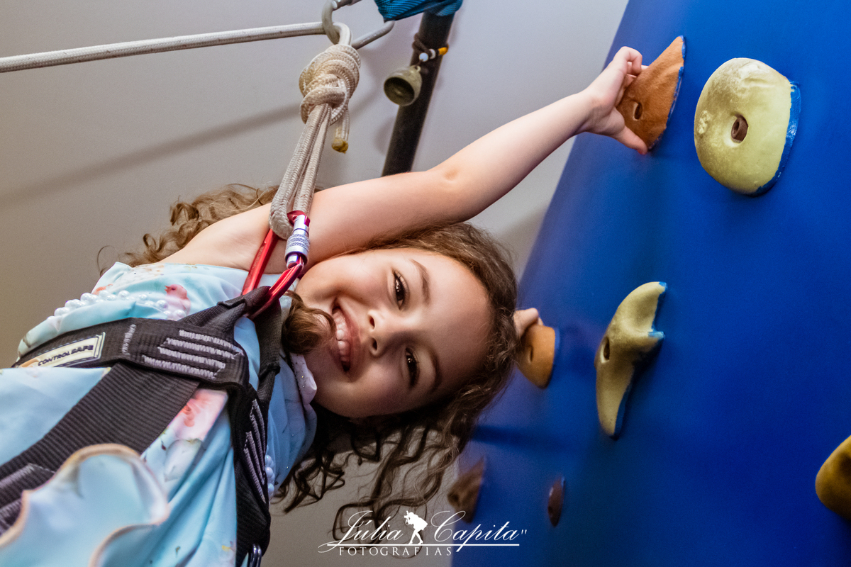 Piscina de bolinhas com escorregador no buffet de festa infantil
