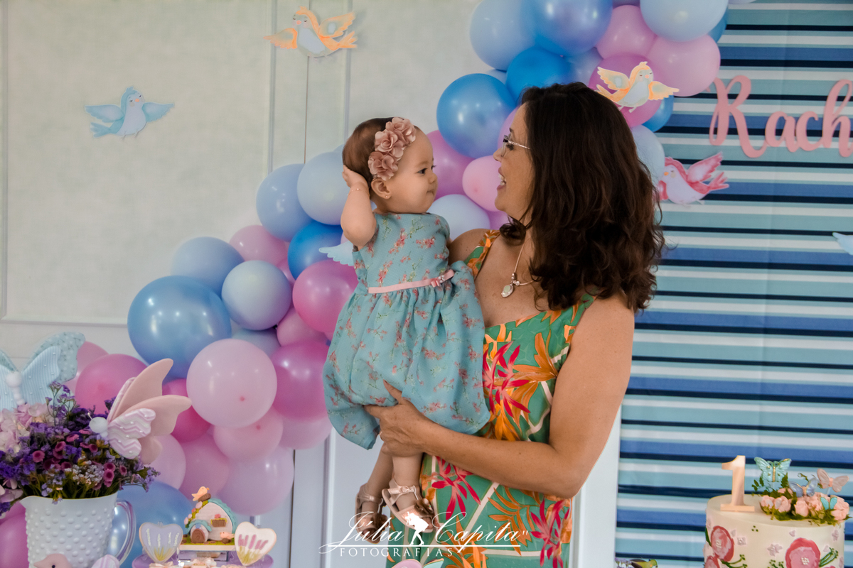 Neta e avó na mesa do bolo, fotografadas por Júlia Capita em Poços de Caldas
