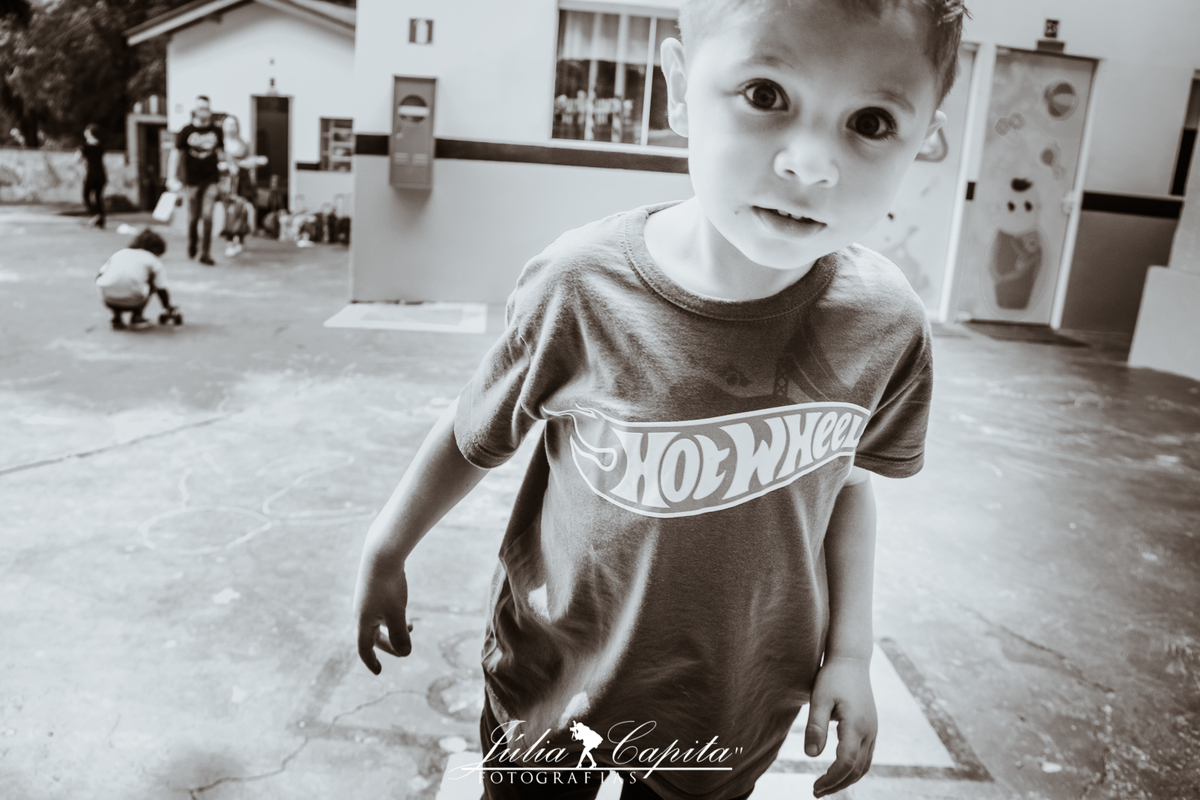 Aniversariante saindo da escola após a sua festa com amigos no colégio CEPOC
