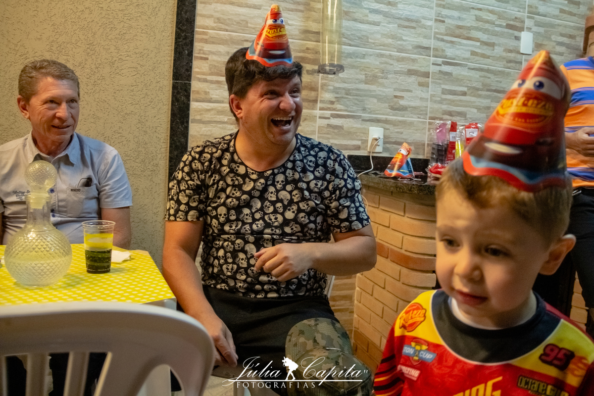 Tio do aniversariante com chapéu, fotografado por Júlia Capita