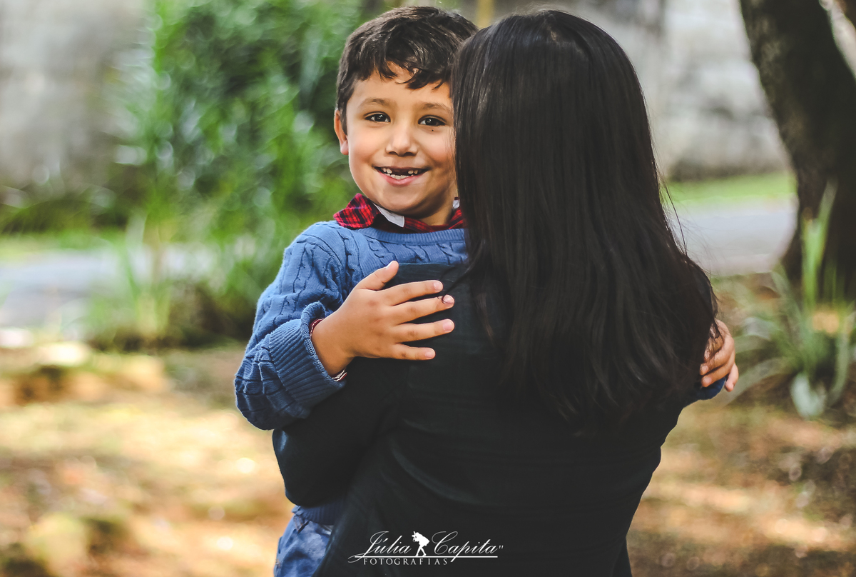 Filho no colo da mãe registrado por Júlia Capita Fotografias