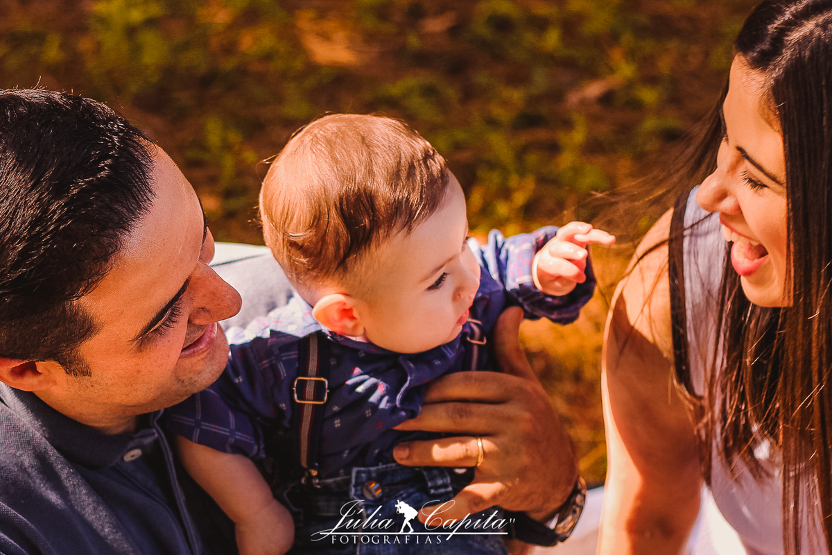 Pai, mãe e filho em ensaio de família