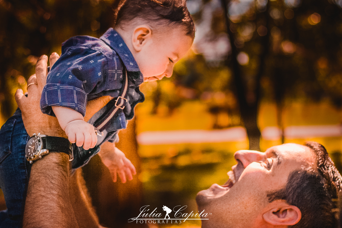Pai e filho brincando no Parque Municipal Antônio Molinari