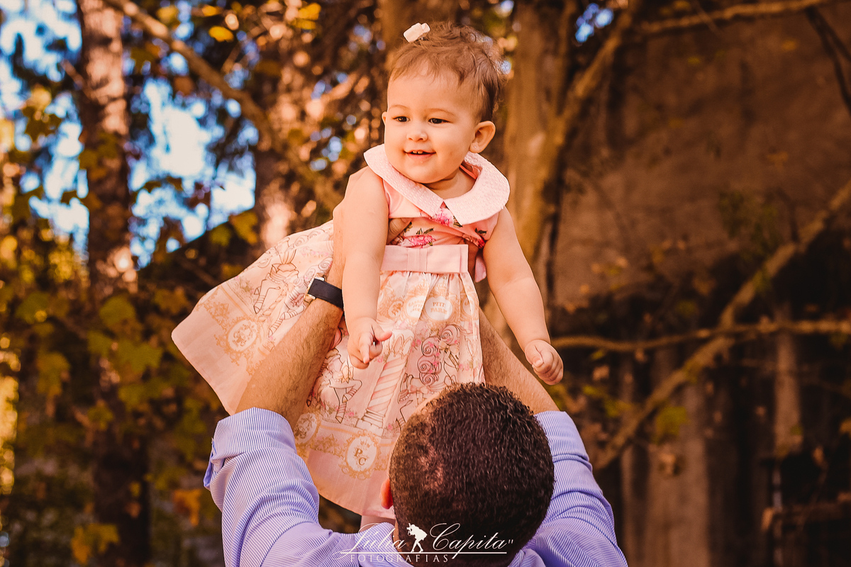 Pai brincando com a filha no Parque Municipal Antônio Molinari