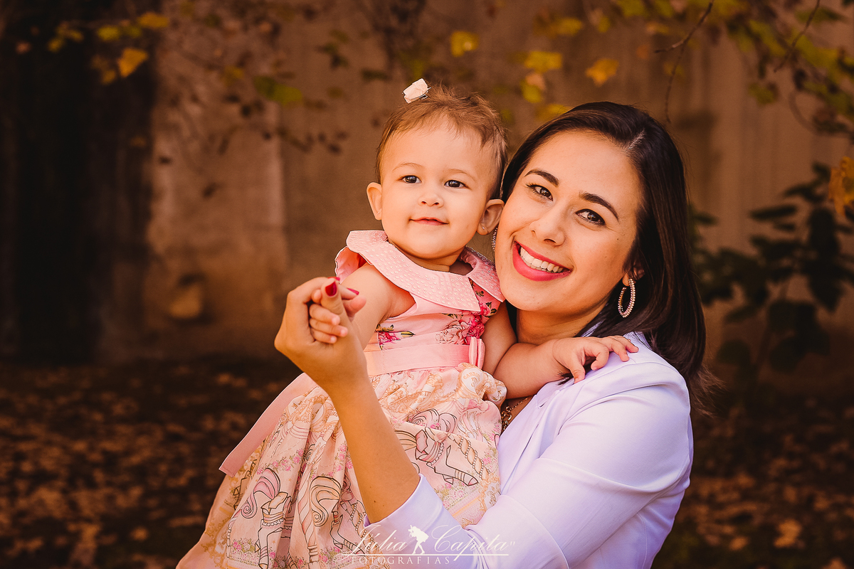 Mãe e filha em ensaio fotográfico de família