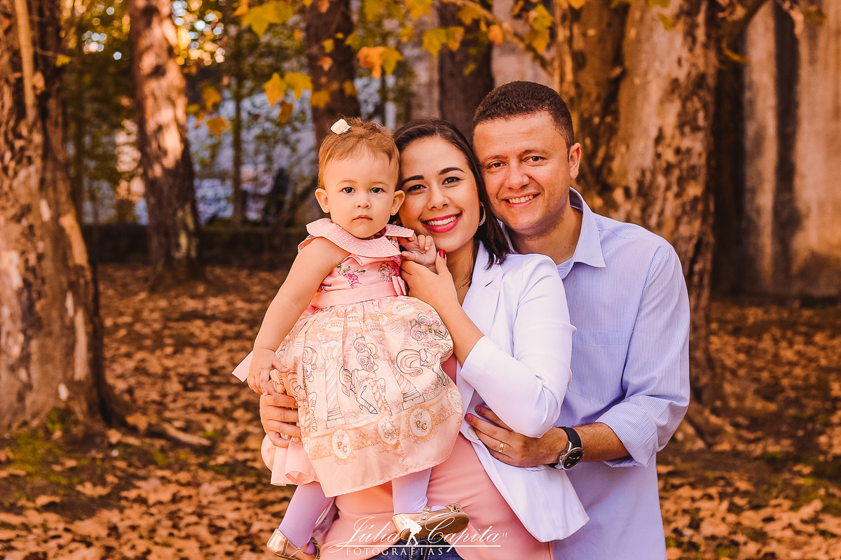 Família em meio ás folhas secas do Parque Municipal Antônio Molinari