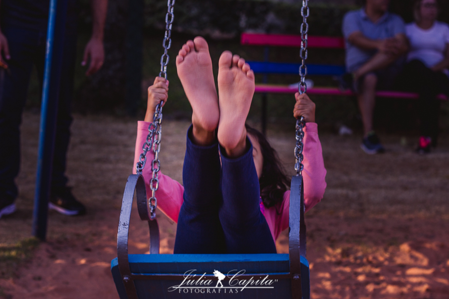 Criança no balanço em ensaio fotográfico infantil no Parque Darcy Vargas