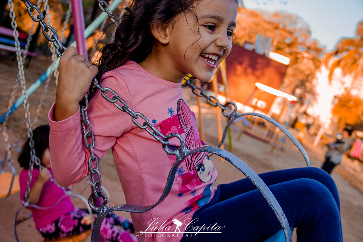 Criança feliz em ensaio fotográfico por Júlia Capita