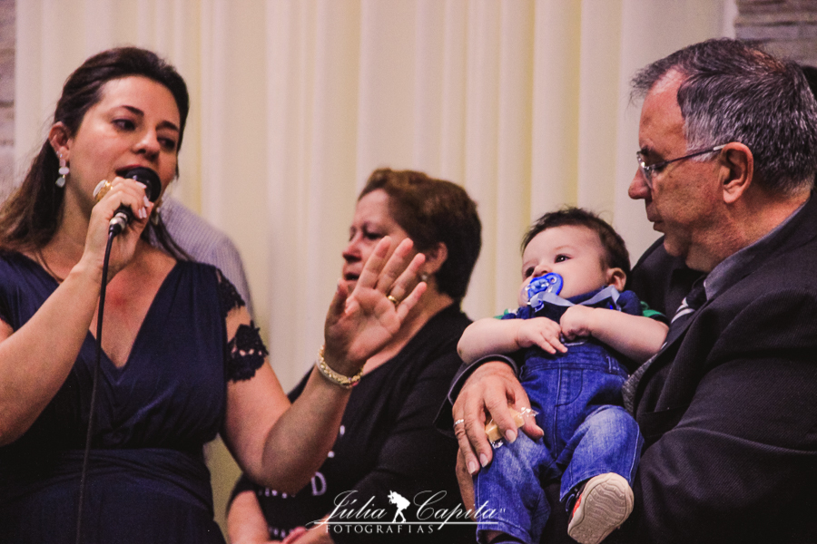 Mãe canta para o filho em sua consagração na 3ª Igreja do Evangelho Quadrangular em Poços de Caldas