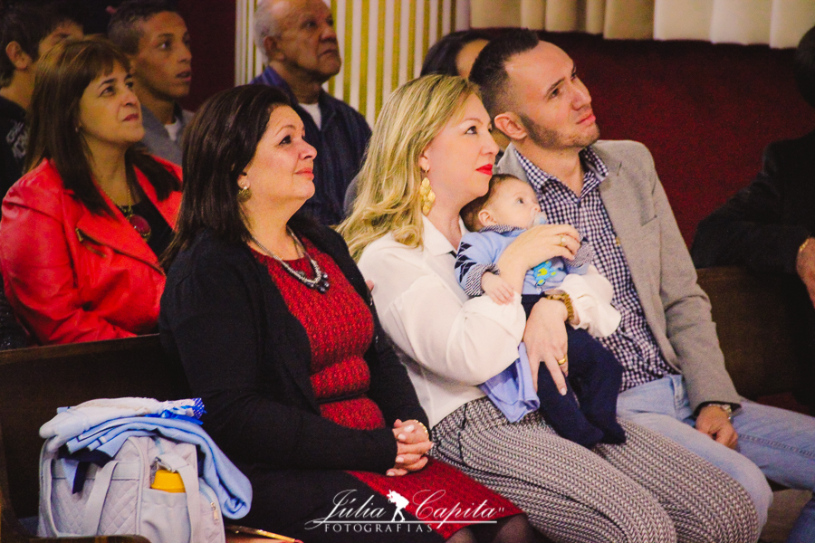 Família no banco da igreja na Consagração 