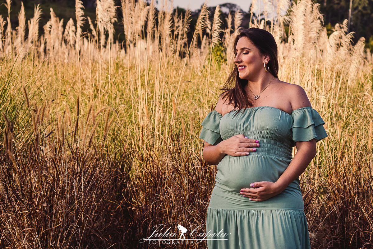 Gestante ao ar livre de vestido em ensaio fotográfico no Residencial Serras Altas em Poços de Caldas por Júlia Capita Fotografias