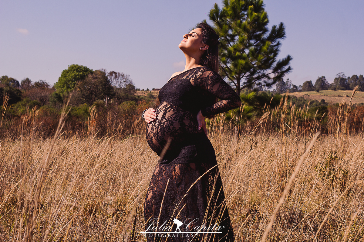 Gestante em ensaio externo em Poços de Caldas por Júlia Capita