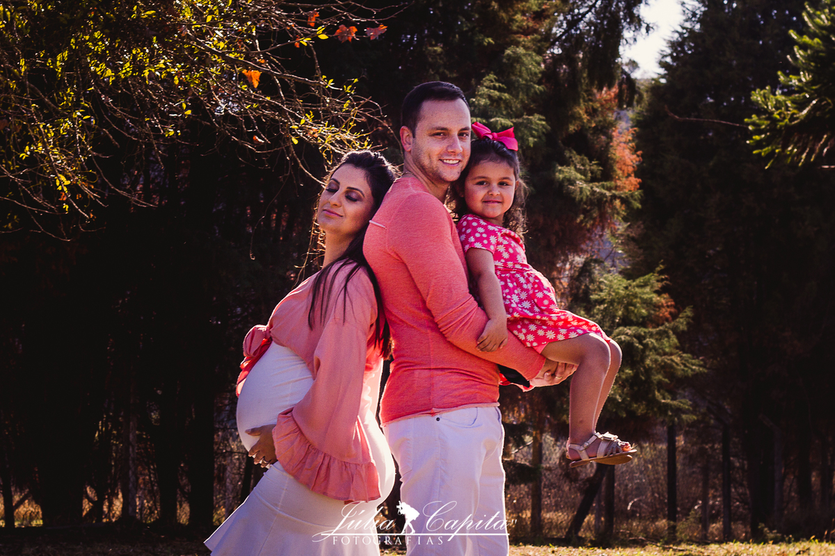 Ensaio gestante em família registrado por Júlia Capita Fotografias