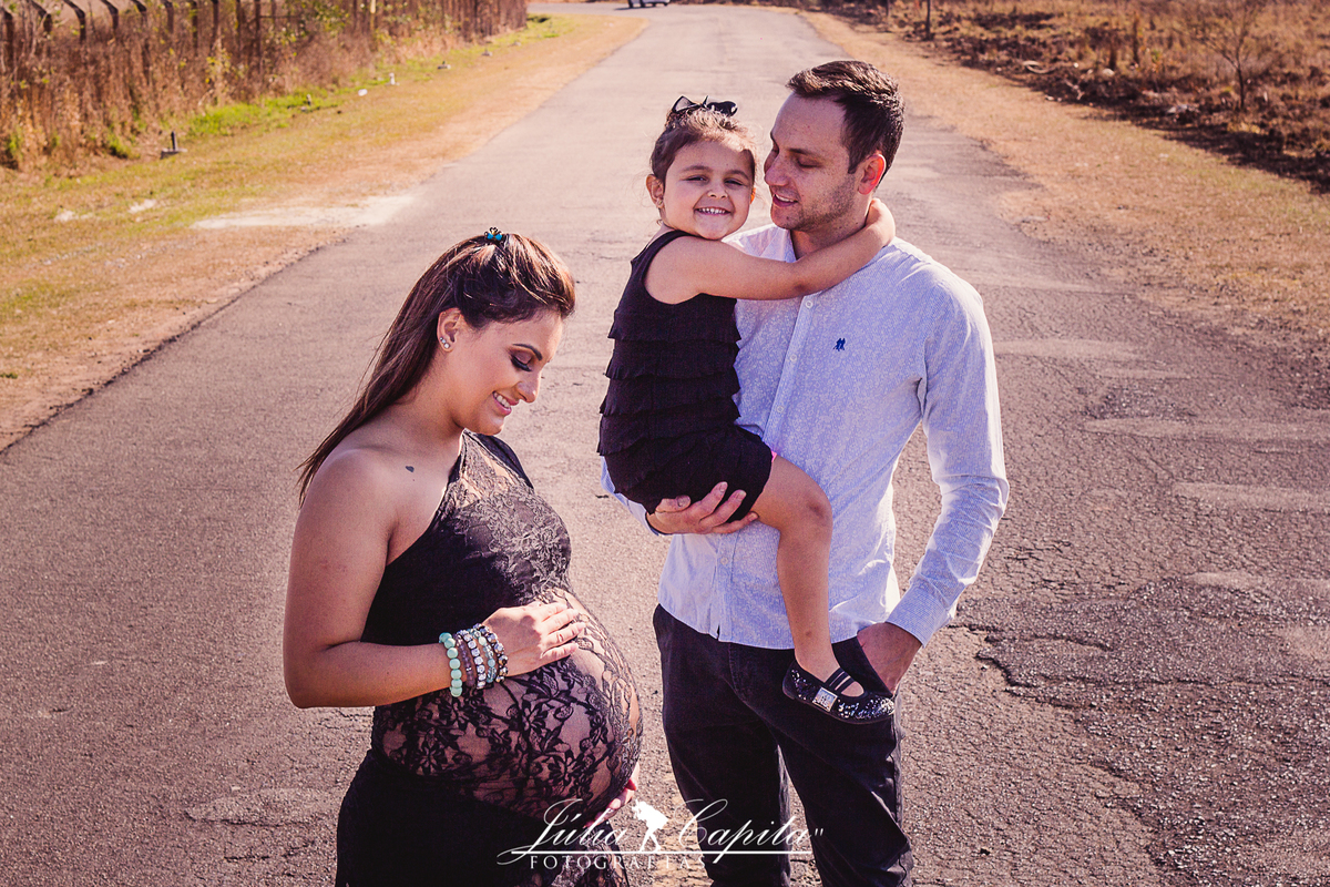 Gestante com vestido de renda em ensaio fotográfico por Júlia Capita em Poços de Caldas