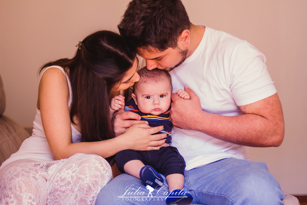 Ensaio de família em casa com bebê de 3 meses