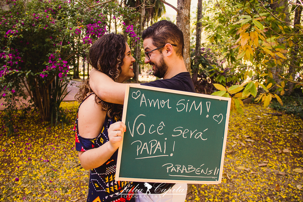 Casal se emociona em ensaio fotográfico de revelação da gravidez por Júlia Capita Fotografias