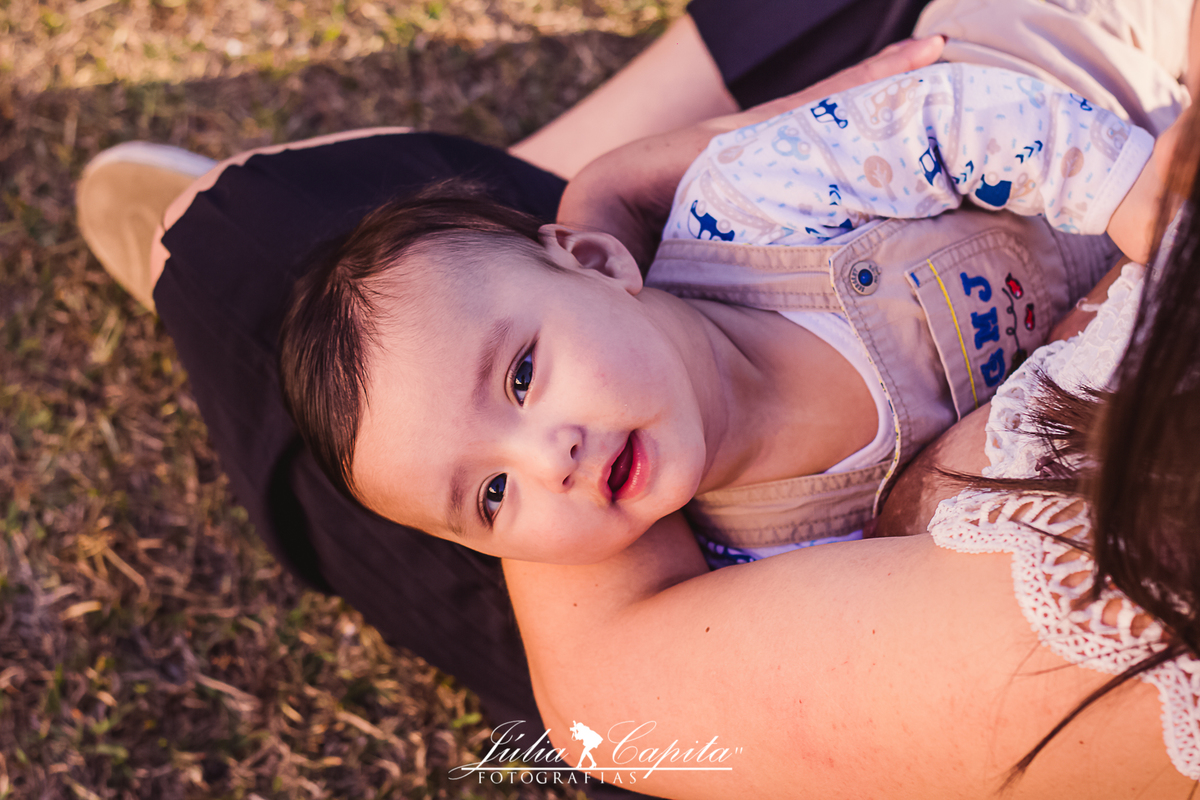 Bebê no colo da mãea sendo amamentado