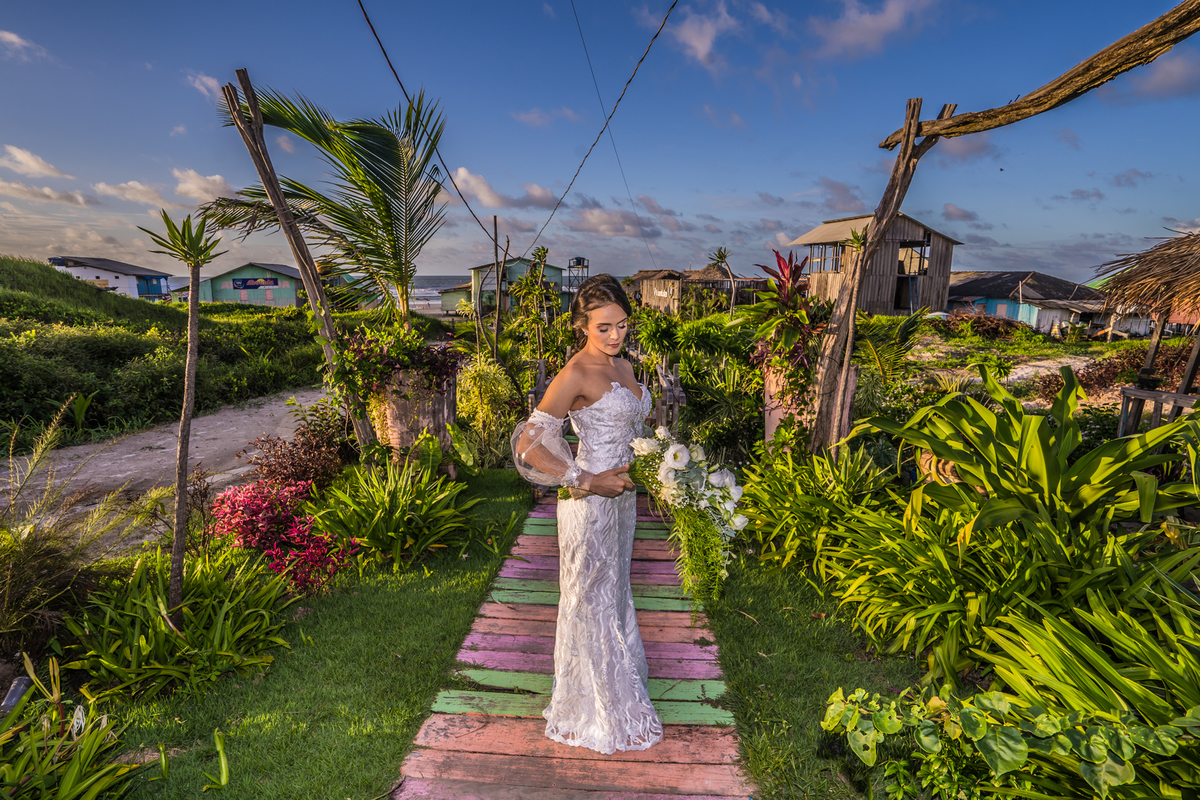 CASAMENTO PRAIANO EM SALINÓPOLIS PA NA CASA DE  RECEPÇŌES VIRIANDUBA NA PRAIA DO  ATALAIA COM MAKING OFF NO RISORT GAV , CASAMENTO NO POR DO SOL EM SALINAS BEACH PELO FOTOGRAFO PARAENSE GUI SAMPAIO, NOIVOS NA PRAIA ,VESTIDO DE NOIVA, BUQUÊ NOIVA, 