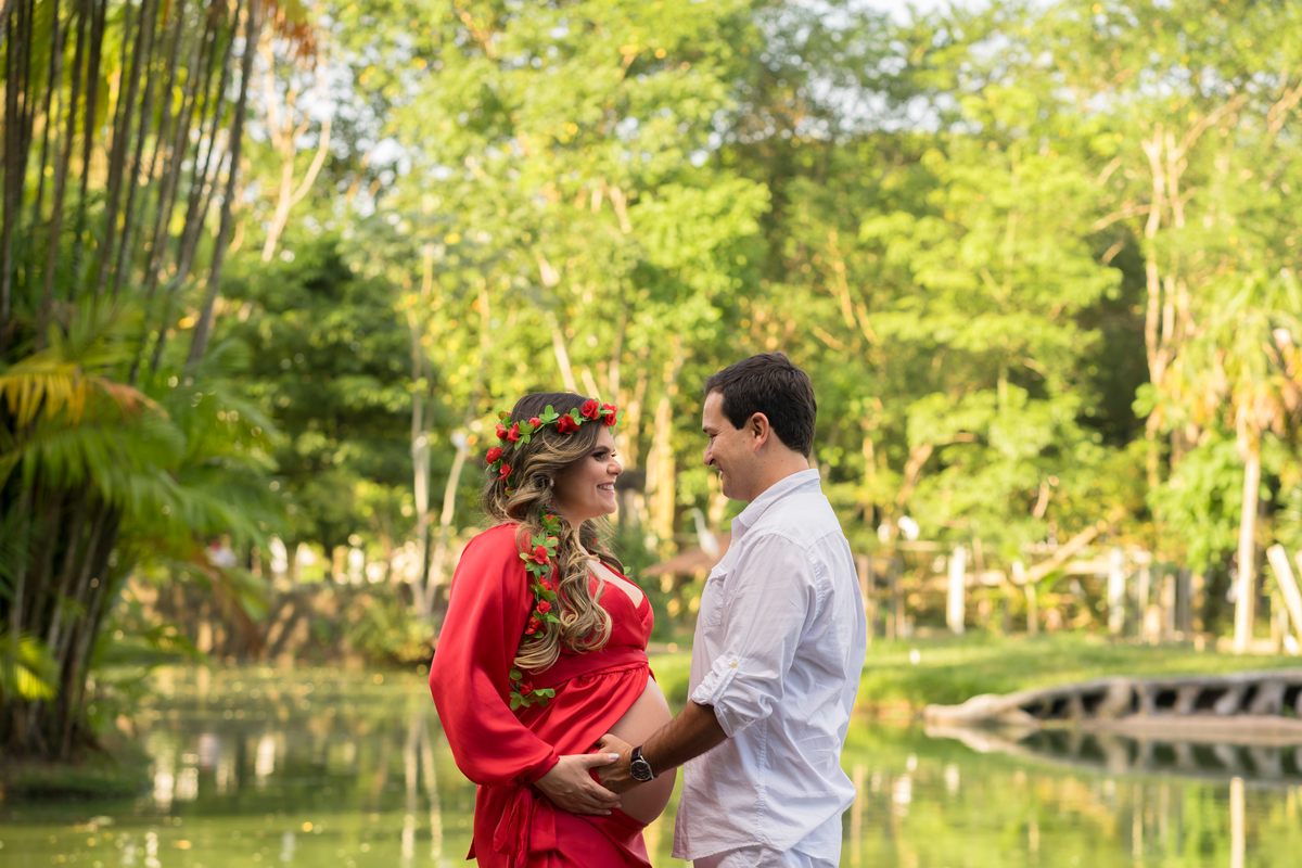 ensaio fotográfico com fotografo paraense Gui Sampaio eternizando momentos no mangal das garças em Belém de grávidos gestante no por do sol vou ter bebe com registro longo da gravides com seu marido com book externo na natureza abençoados por deus e amor