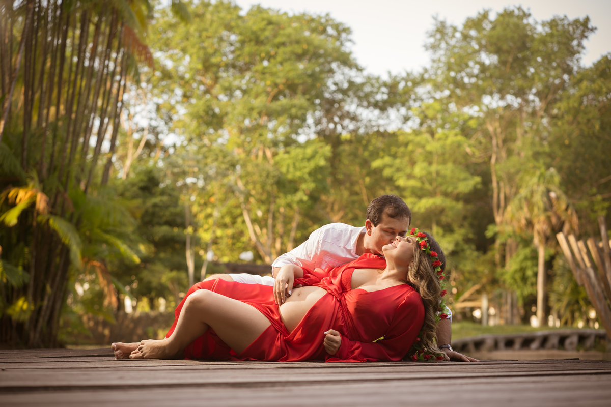 ensaio fotográfico com fotografo paraense Gui Sampaio eternizando momentos no mangal das garças em Belém de grávidos gestante no por do sol vou ter bebe com registro longo da gravides com seu marido com book externo na natureza abençoados por deus e amor